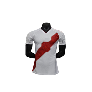 ชุดฟุตบอลทีมชาติเปรู ปี 2526 ผ้าโพลีเอสเตอร์ 100% รุ่นสำหรับนักเตะ ระบายอากาศได้ดี เสื้อฟุตบอลสำหรับผู้ชาย - Product Image 1