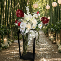 Bola Bunga Hydrangea Hijau Burgundy Ramah Lingkungan yang Elegan dengan Sentuhan Alami untuk Upacara Pernikahan di Gereja Dalam Ruangan dengan Pita Gantung