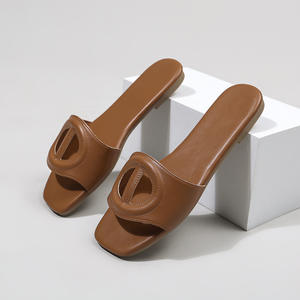 Женщина носит модные сандалии на плоской подошве в качестве верхней обуви для женщин - Product Image 1