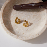 Boucles d'oreilles minimalistes en acier inoxydable doré scintillant avec cristal diamant, design unique, boucles d'oreilles à clous texturées pour femmes