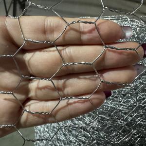 Сетка-рабица шестиугольная из оцинкованной проволоки 0,8 мм, прочная, с отверстиями в форме шестиугольника, с услугой гибки - Product Image 2