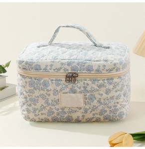 Bolsa de Maquillaje Acolchada de Diseño, Bolsa de Cosméticos Reciclada y Bonita para Mujer - Product Image 4