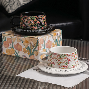 Elegante juego de taza y platillo de cerámica con diseño floral para el té de la tarde, en caja elegante. - Product Image 1