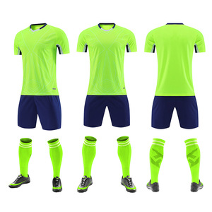Groothandel bedrukte voetbaltenues met korte mouwen, sneldrogend, voor volwassenen, club trainingssets, aangepaste teamnummers, 100% polyester - Product Image 1