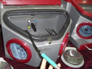 Unità di Sabbiatura Fine per Laboratorio Dentistico con Illuminazione LED e Cassetto Raccoglipolvere - Product Image 3