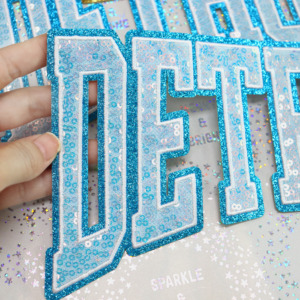 Parche de Lentejuelas Personalizado con Letras de Detroit en Azul y Borde Brillante |   Letras del alfabeto universitario termoadhesivas para chaqueta |   Proveedor Mayorista - Product Image 3