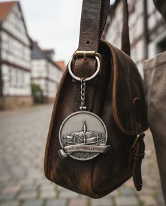Portachiavi Rotondo con Paesaggio Urbano, Ciondolo in Metallo 3D con Castello Tedesco in Rilievo, Souvenir di Viaggio <span class=keywords><strong>Leuchtenburg</strong></span> 800 Anni - Product Image 5