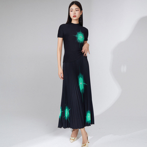 Completo da donna Agile Supply con top a maniche corte e gonna lunga con stampa a stelle, abbigliamento estivo da viaggio e resort, set due pezzi plissettato Miyake. - Product Image 3