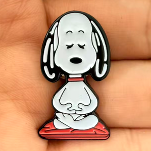 En gros, Pin's en métal émaillé motif chien méditant mignon, style dessin animé, cadeaux souvenirs, pin's en métal motif chiot dessin animé pour vêtements, stock disponible - Product Image 1