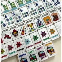 Jeu de Mahjong américain sur le thème du ski d'hiver en acrylique nacré, avec des tuiles de Mahjong personnalisées motif flocon de neige pour les fêtes de fin d'année.
