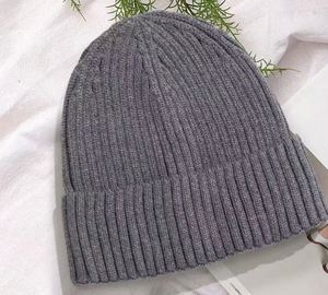 Gorro de punto versátil y moderno para hombre, de otoño-invierno, nuevo, con letras de alfabeto, cálido, de felpa, tipo beanie, con característica de tela común en stock. - Product Image 3
