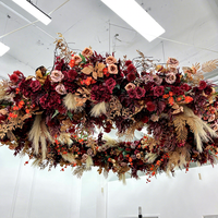 Arrangement floral de plafond pour événements de mariage, roses rouge foncé et pampas, fleurs artificielles suspendues en forme de cercle pour plafond