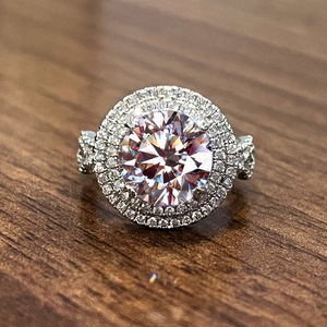 Elegante anello rotondo da donna con design scintillante intarsiato, gioielli classici per feste alla moda - Product Image 2