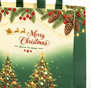 Tas Kertas Hadiah Natal Ramah Lingkungan Biodegradable Custom dengan Embossing Dekorasi Berry Pine dan Pegangan Pita - Product Image 3