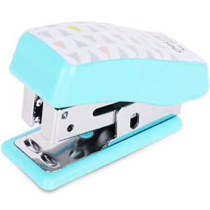 Mini grapadora Deli 0456 para estudiantes y uso de oficina con capacidad para 2 a 10 hojas, cuerpo de plástico - Product Image 1