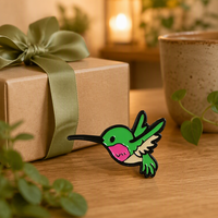Épinglette en émail Colibri de dessin animé personnalisable, style antique et moderne, couleurs vives, badge de revers en métal, oiseau en vol, accessoire de décoration pour la remise des diplômes