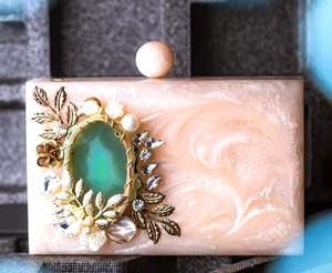 Sac à main et embrayages en résine faits à la main de luxe fabriqués avec de superbes motifs de couleurs riches pour les personnes soucieuses de la mode - Product Image 3