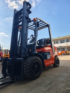 Chariot élévateur à fourche GPL Toyota d'occasion de 4,5 tonnes avec une hauteur de levage de 4 mètres - Product Image 5