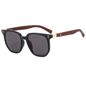 Gafas <span class=keywords><strong>de</strong></span> sol con montura cuadrada <span class=keywords><strong>de</strong></span> grano <span class=keywords><strong>de</strong></span> madera para hombre y mujer, Material acrílico <span class=keywords><strong>de</strong></span> PC <span class=keywords><strong>de</strong></span> color caramelo para fotografía <span class=keywords><strong>de</strong></span> <span class=keywords><strong>calle</strong></span> al aire libre - Product Image 1
