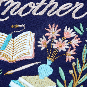 Cahier brodé écologique "<span class=keywords><strong>Un</strong></span> <span class=keywords><strong>livre</strong></span> mène <span class=keywords><strong>à</strong></span> <span class=keywords><strong>un</strong></span> <span class=keywords><strong>autre</strong></span>" Journal <span class=keywords><strong>à</strong></span> couverture rigide en cuir pour les amateurs de papeterie - Product Image 5