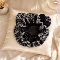 Bonnet en satin réglable pour femme, double couche, motif léopard, avec bande élastique, en peluche, avec nœud, en soie, fourrure réversible, pour l'hiver