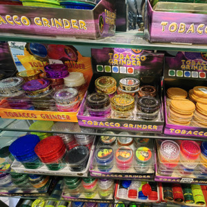 All'ingrosso più economico smerigliatrice di erbe in plastica smerigliatrice di fumo 60mm 3 strati smerigliatrice manuale accessori per fumo - Product Image 1