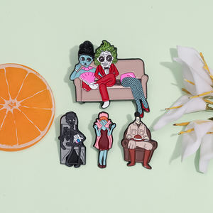 Terror Friday Maske Emaille-Pin Cartoon Metall-Brosche Anstecknadel Schmuck Rucksack-Accessoires Großhandel - Product Image 2