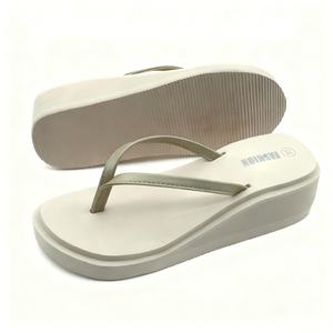 รองเท้าแตะผู้หญิงแบบหนาพื้นหนา สไตล์มินิมอล รองเท้าส้นเตารีดแบบสวม วัสดุ EVA นุ่มสบาย เหมาะสำหรับฤดูร้อนและชายหาด รับสกรีนโลโก้ - Product Image 2