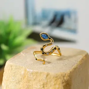 Koele Glanzende Diamant Inleg Dierenvingerring 18K Vergulde Roestvrijstalen Blauwe Zirkoon Gebogen Slangenvormige Ring
