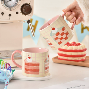 Taza de Café de Porcelana con Forma de Pastel de Dibujos Animados, Precio Competitivo, Personalizable, Regalo Empresarial, Reutilizable, Apta para Alimentos, Lavavajillas y Microondas - Product Image 3