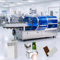 Système de convoyeur à seaux industriel avec convoyeur à chaîne pour cartons, insérateur de produits intégré, poussoir et chargeur de fûts à came
