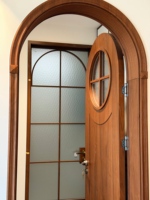 Porte intérieure en bois avec placage en noyer naturel CBMmart US, panneau de verre rond décoratif, noyau solide, porte sur mesure