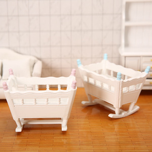 Cuna en miniatura para casa de muñecas 1:12, con pilares azules y rosas, simulando una cuna de bebé. - Product Image 1