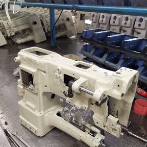 Máquina de coser industrial de puntada recta de alimentación sincronizada de alta resistencia 246D-2A con pie de arrastre y motor de accionamiento directo - Product Image 5