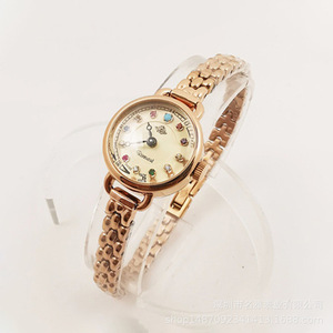 Montre à quartz ronde en alliage d'or pour femmes, avec cadran en strass, bracelet analogique élégant, fermoir papillon de 26mm - Product Image 5