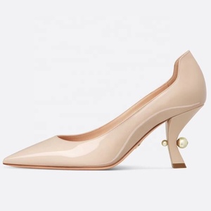 Zapatos de tacón alto con correa trasera y perlas para mujer, sandalias de vestir con punta, de charol brillante, talla grande 45, ajuste ancho - Product Image 3