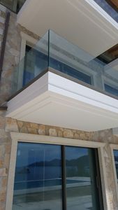 Rampe <span class=keywords><strong>de</strong></span> balcon personnalisée Clôture en panneau <span class=keywords><strong>de</strong></span> verre trempé Canal en U pour terrasse extérieure Base <span class=keywords><strong>de</strong></span> barrière en verre Garde-corps en verre pour chaussures - Product Image 3