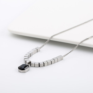 สร้อยคอไทเทเนียมทรงเรขาคณิตประดับพลอยสีดำสำหรับทุกเพศ สวมใส่ได้ทุกวัน - Product Image 4
