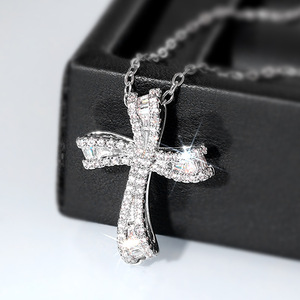 Ciondolo a Croce in Oro Bianco con Cristalli e Strass, Incastonatura a Canale, Gioiello Religioso Cristiano Unisex - Product Image 1