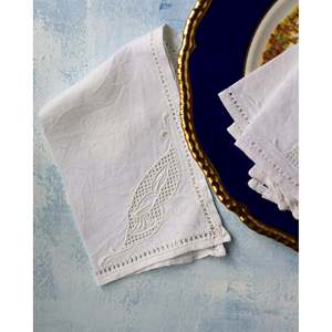 Ensemble de huit serviettes de table en lin et broderie filet Mirellas, élégantes pour le thé, l'apéritif, les dîners, les fêtes et les événements - Product Image 3