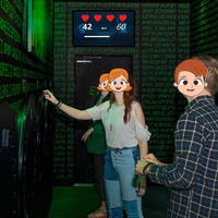 Système de jeu interactif de déchiffrage de codes et de quiz, avec disque de chiffres rotatif, pour salle d'évasion en intérieur de parc d'attractions