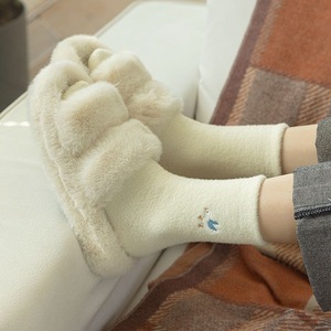 Chaussettes mi-mollet épaisses et chaudes pour femmes avec broderie de chat, chaussettes de nuit en peluche pour la maison - Product Image 2