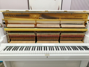Piano Vertical Yamaha U1E de 88 Teclas, Color Blanco, Estilo Clásico, Teclas Contrapesadas, Montaje en Suelo, Tablero de Sonido de Madera Sólida 897619 - Product Image 4