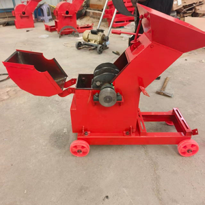 Concasseur à marteaux compact rouge avec moteur et roues pour le traitement de matériaux à petite échelle - Product Image 3