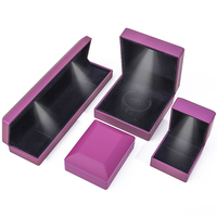 Vente en gros d'emballage de bijoux boîte à bijoux collier bracelet bague logo personnalisé boîte à bijoux en plastique led en cuir violet avec lumière