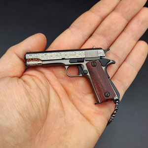 Llavero de metal con diseño de pistola 1911, modelo de pistola en miniatura, llavero de juguete con empuñadura de madera realista de 7.5 cm, llavero dorado, escala 1:3 - Product Image 6