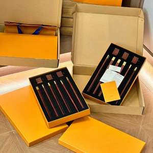 Ensemble de baguettes en bois, 5 paires, manche en bois rouge avec embouts métalliques, baguettes réutilisables de luxe, boîte cadeau pour la maison et les restaurants - Product Image 1