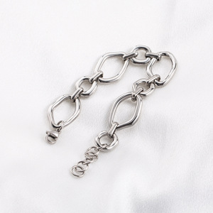 สร้อยข้อมือเหล็กไทเทเนียมทรงเรขาคณิตแบบยูนิเซ็กซ์ ดีไซน์รูปวงรีไม่สม่ำเสมอ ของขวัญเครื่องประดับ - Product Image 2