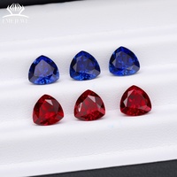 EMEJEWE Pierre de rubis cultivé en laboratoire, taille triligne, rouge vif, facettée en triangle, avec jeu de couleurs/effet de feu, pour sertissage de bijoux