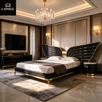 Lit en cuir de style aile moderne et luxueux, cadre de lit design extra-large, pieds en métal doré, livré avec table de chevet, OEM ODM